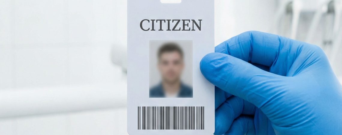흰색 배경에 시민이라고 적힌 단순한 신분증을 사람의 손이 들고 있는 모습이다.